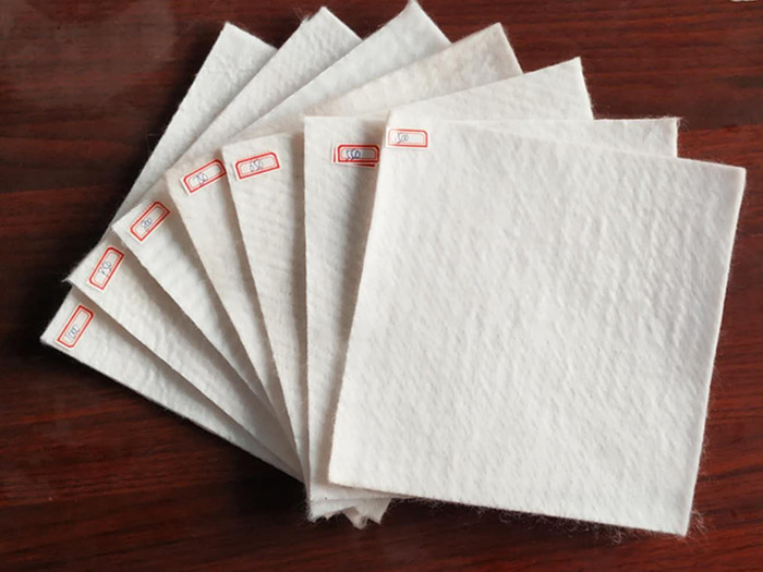 一布一膜復(fù)合土工膜（短絲）